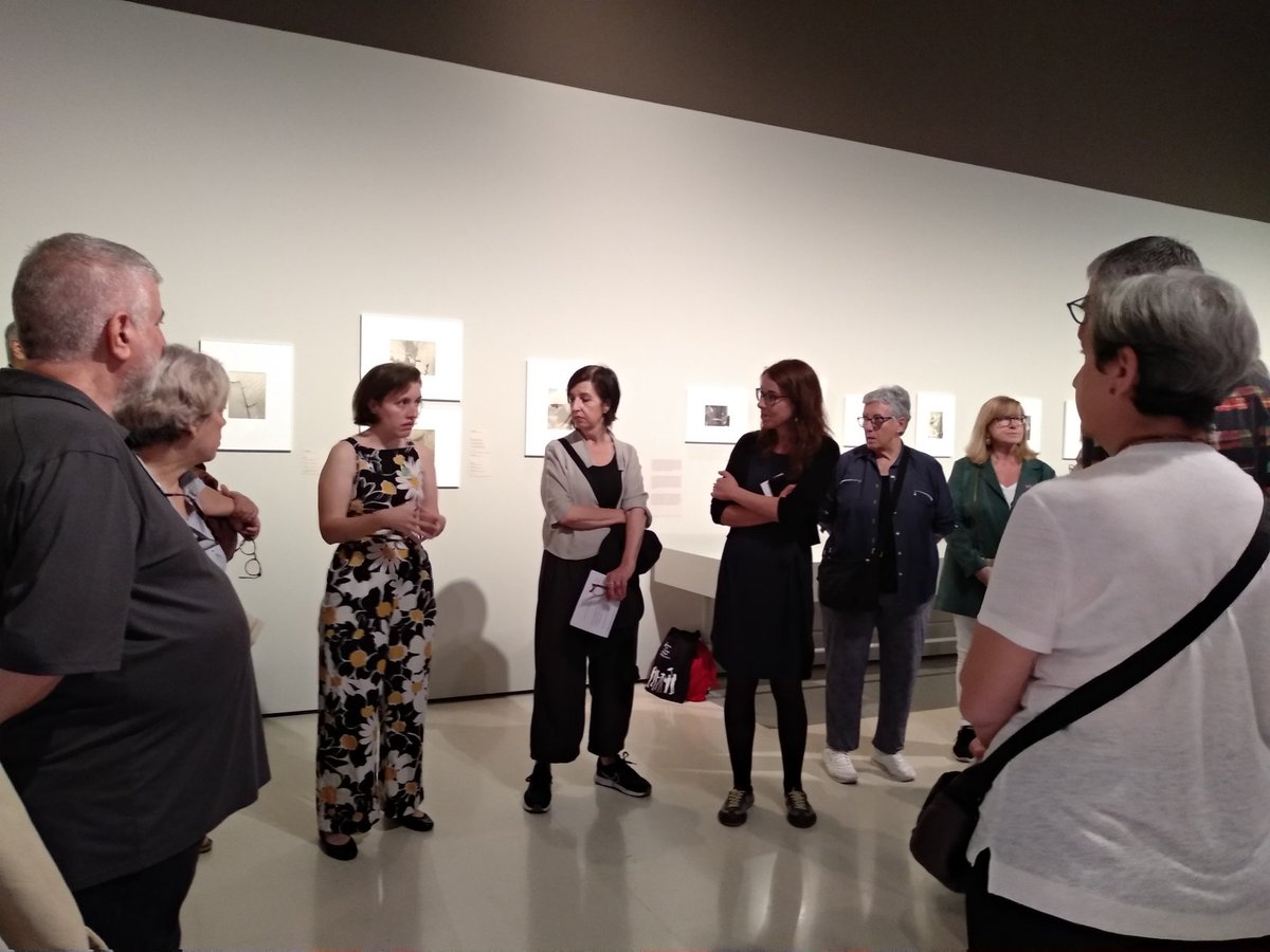 milenapir's tweet photo. Aquest #CapdesetmanaMNAC 💥 gaudim de la visita d'autora amb Mònica Roselló, acompanyada de les comissàries Roser Martínez i @RoserCambray. Una mirada pròpia a l'exposició de #fotografia #MeyRahola, que podeu visitar al @MuseuNac_Cat. 📷 https://t.co/KtgZJbw91S