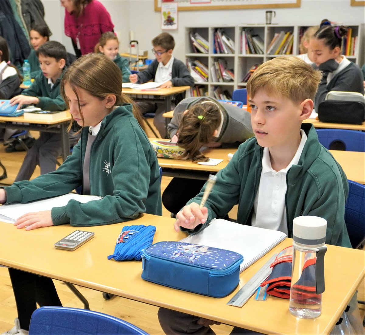 CSBucharest's tweet image. 📣 Primary students have been learning about the importance of the 6 May coronation.
 
Our young learners finished off their form time with a creative activity, writing beautiful poems in commemoration of the King. 📝👏
#Coronation #Creativewriting #Formtime #Primaryeducation