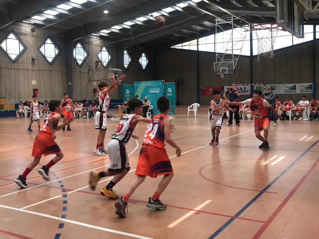 FABGranada's tweet photo. 🏆 #FABGrEMM
⏱️ 5P
🏀 Oya Abogados @FundacionCBG 66
🏀 Big Mat Linares @CBChurriana 62
📍 CES Ramón y Cajal
Siguelo 📳 AficionFAB https://t.co/E6gcPn0hXU… https://t.co/8R90BMtTC4
