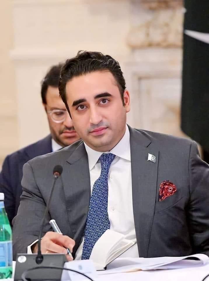 آپ تھوڑی دیر کے لیے یہ بھول جائیں کہ بلاول بھٹو بھارت گئے تھے ۔
آپ صرف یہ یاد رکھیں کہ پاکستان کا وزیر خارجہ چین اور روس کی بنائی گئی تنظیم کے اجلاس میں شرکت کے لیے انڈیا گیا تھا ۔
اب وہ جانے سے پہلے مودی کو " گجرات کا قصائی " کہہ کے جاتا ہے۔ انڈیا سے اسے قتل کی دھمکیاں ملتی ہیں