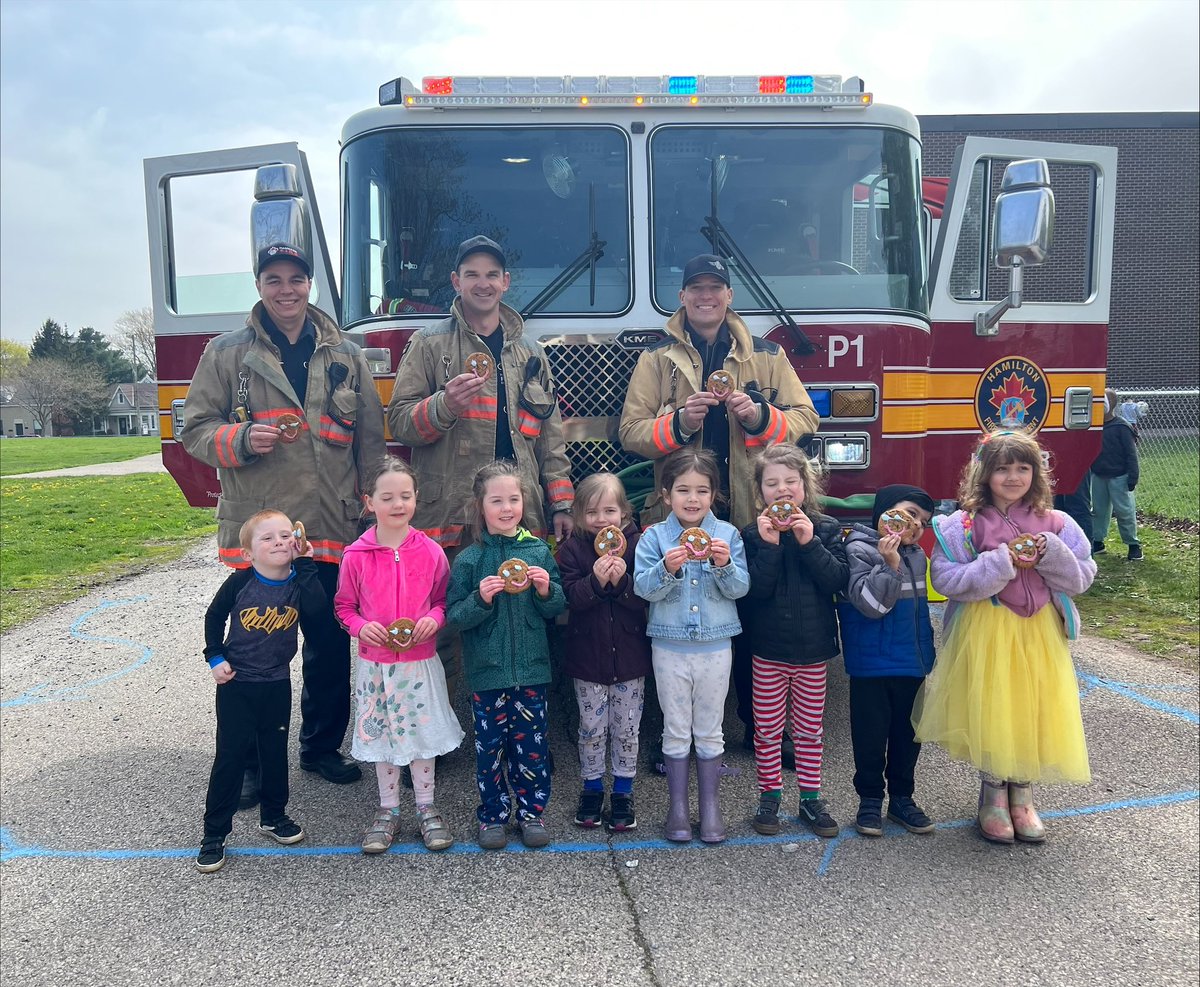 hamiltonfire288's tweet photo. An exciting day in our community as our members visited Benetto Elementary School yesterday, Fire Trucks &amp; Smile Cookies.🚒🍪@BennettoStrong @Food4KidsHamOnt @HFShare 

#SmileCookies #community #firefighter #Hamilton https://t.co/89GZ09Wtbq
