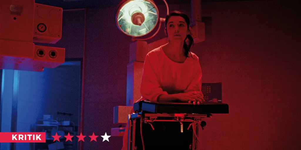 PIAFFE sagt: Komm, trau dich! Schau durch (mich), Freundchen! Dann wird dir in den kommenden 90 Minuten buchstäblich das Hören und Sehen vergehen: buff.ly/3VtMEgE #kino #kinozeit #filmkritik #kritik #review #rezension