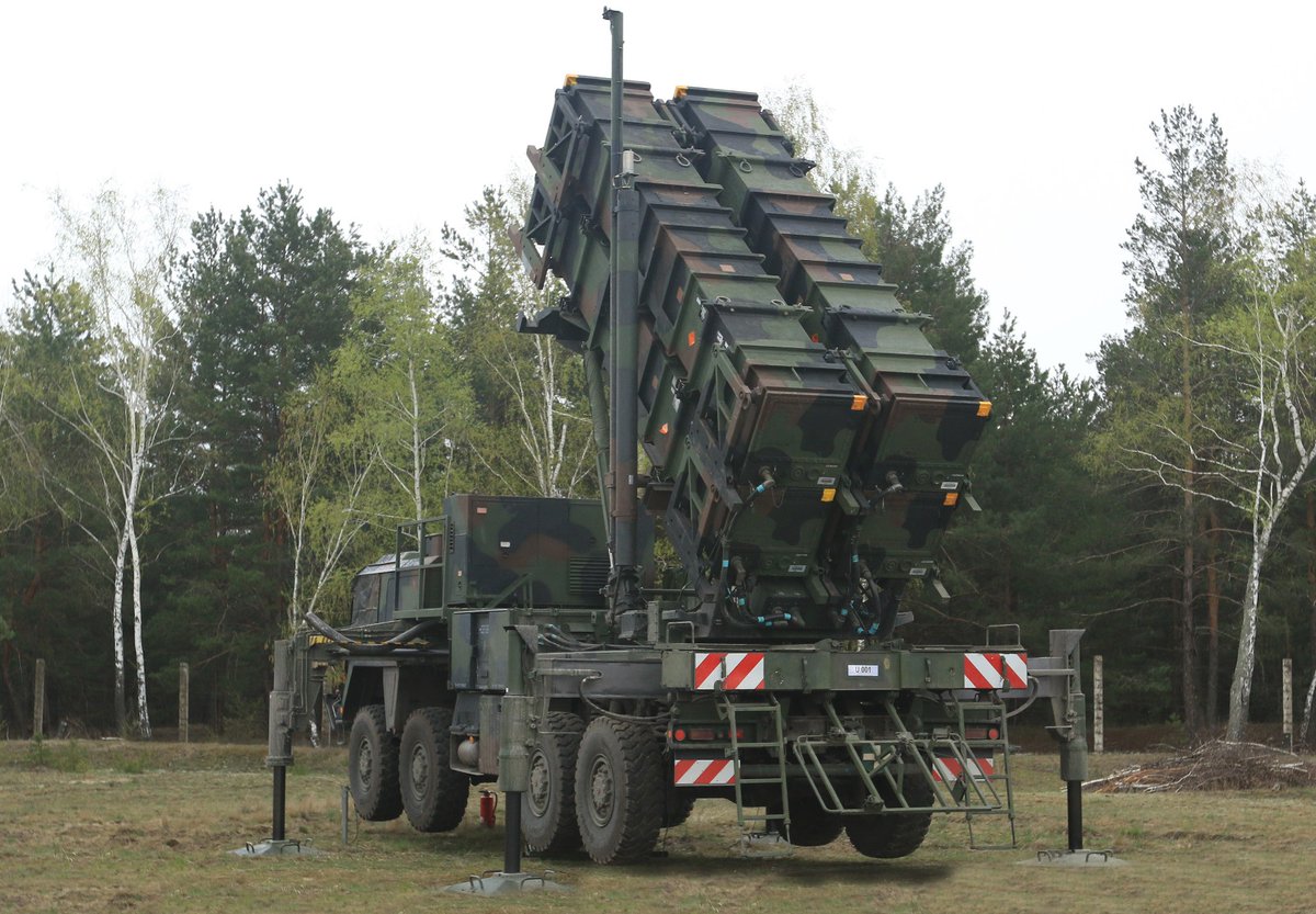 KpsZSU's tweet photo. Ukraine's air defenders shot down Kinzhal, a hypersonic aeroballistic russian missile, for the first time since the attacks began. This was done by operators of Patriot air defense system. https://t.co/V2YqZE5QEU