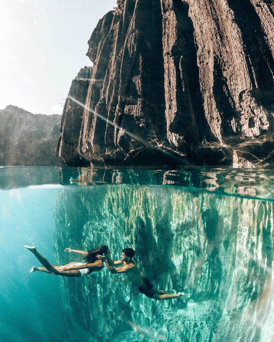 Crystal Clear waters in Palawan, Philippines 🏝💙 Book your tour with Travello 🌏 📸 instagram.com/explorerssauru…