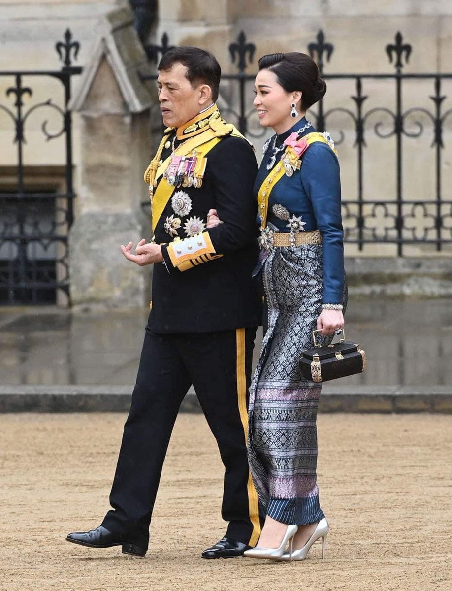 nnthotnews's tweet photo. พระบาทสมเด็จพระเจ้าอยู่หัว และสมเด็จพระนางเจ้า ฯ พระบรมราชินี เสด็จพระราชดำเนินไปทรงร่วมพระราชพิธี​บรม​ราชาภิเษก​ สมเด็จพระเจ้าชาร์ลส์ที่ ๓ และสมเด็จพระราชินีคามิลลาแห่งสหราชอาณาจักร ณ มหา​วิหาร​เวสต์​มิน​ส์เตอร์​ กรุงลอนดอน ประเทศอังกฤษ สหราชอาณาจักร #พระราชพิธีบรมราชาภิเษก https://t.co/iuCNr8tqGl