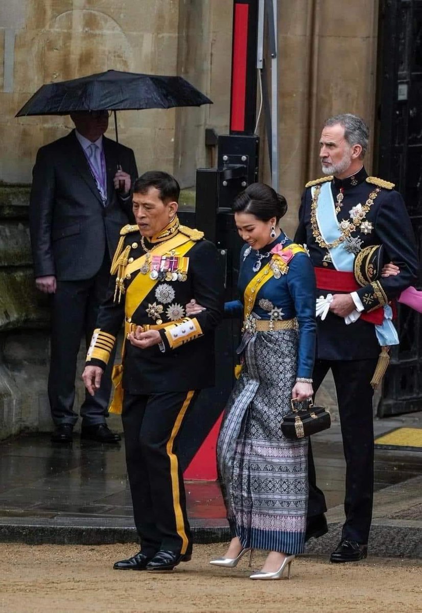 nnthotnews's tweet photo. พระบาทสมเด็จพระเจ้าอยู่หัว และสมเด็จพระนางเจ้า ฯ พระบรมราชินี เสด็จพระราชดำเนินไปทรงร่วมพระราชพิธี​บรม​ราชาภิเษก​ สมเด็จพระเจ้าชาร์ลส์ที่ ๓ และสมเด็จพระราชินีคามิลลาแห่งสหราชอาณาจักร ณ มหา​วิหาร​เวสต์​มิน​ส์เตอร์​ กรุงลอนดอน ประเทศอังกฤษ สหราชอาณาจักร #พระราชพิธีบรมราชาภิเษก https://t.co/iuCNr8tqGl