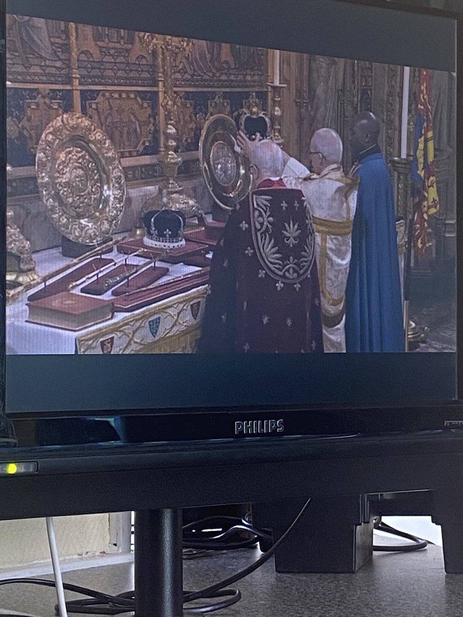 jaynedarts's tweet photo. Just waiting for Sue Barker to give the King his Wimbledon trophy 😂 #TheKing #Coronation #CharlesIII #CharlesCoronation #PrinceandPrincessofWales #crown #wimbledon #suebarker https://t.co/hBkmoMb5gZ