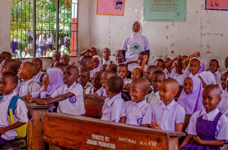 Yesterday, <a href="/seyhamidu98/">sey _ hamidu</a> who is our communications director at <a href="/SpiceWarriorsTz/">SpiceWarriorsTz</a> represented us at the #SomaNaMti campaign schools initiative. 

Asante sana Soma Na Mti kwa kutualika kwenye kampeni ya  Mazingira na tutaendelea kushirikiana ili tuweze kukabiliana na Mabadiliko ya