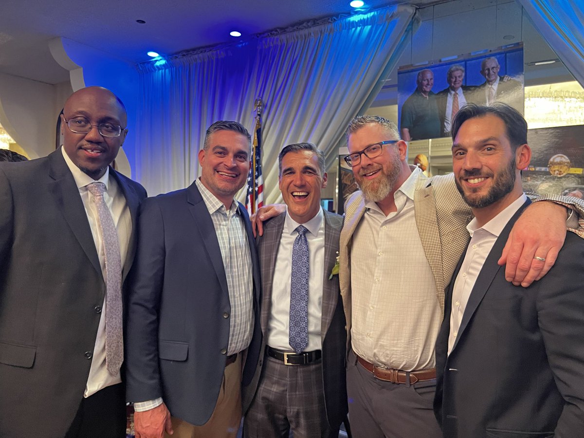 HofstraMBB's tweet photo. An incredible evening at the Basketball Old Timers of America event on Friday at Sirico’s in Brooklyn. Congratulations to @CoachJayWright on his induction. A special night reuniting several alums and coaches of our program.   #PrideOfLI https://t.co/Zf2yoRLZ1I