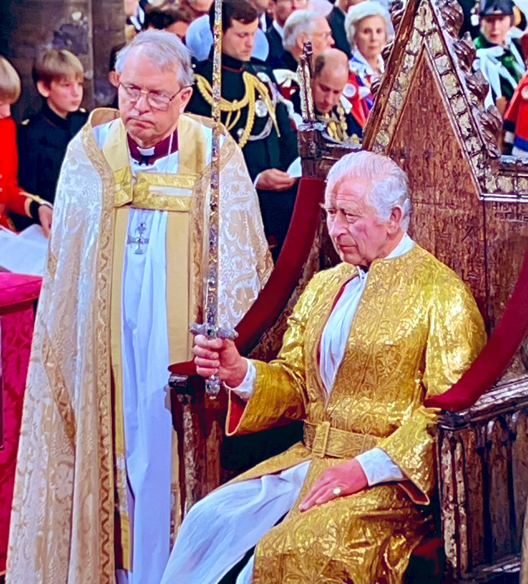 From what I read that robe seems to be rather expensive. But Charles still seems to wear pajamas and a bathrobe, no?
#Coronation #Coronation2023