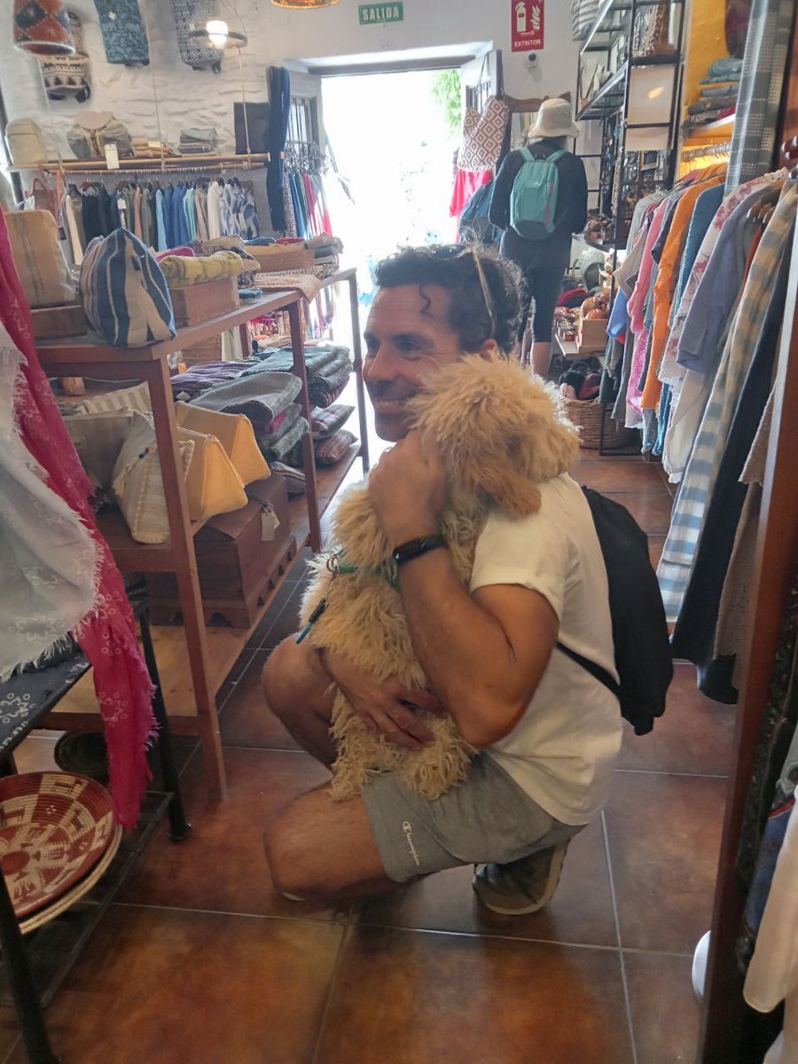 TAlpujarra's tweet photo. 🥹 Nos gustan las historias de #Amor, José Luis con su 🐕  Boni o Boni con su humano José, abrazo de amor con TENCANTA como testigo. Boni disfruta también de Alicia , que no sale en la 📷 foto pero es como un hada madrina.
🌳 #Repoblar, 🌍 #Sostener, 👗 #Crear en #Capileira https://t.co/xbDofOW28s