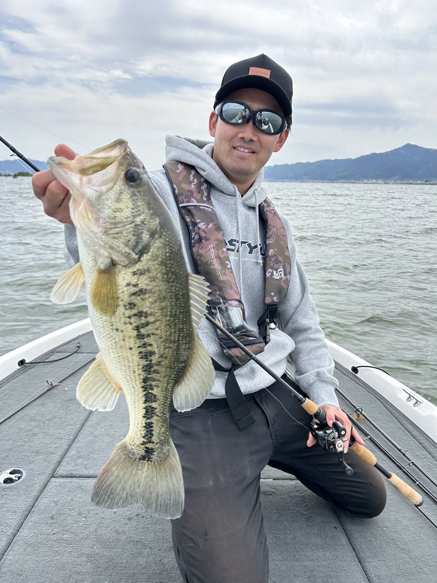 hanai_junpei's tweet photo. 琵琶湖オープンからサボリ気味でしたがまとめて

ヴィロ���ラ4inchジグヘッド、高比重でなんとか魚に触れてる南湖です…

もう少ししたら魚も触りやすくなりそうや気配もある琵琶湖🐟
今後に期待です🤔 https://t.co/jX9lJxr1jb