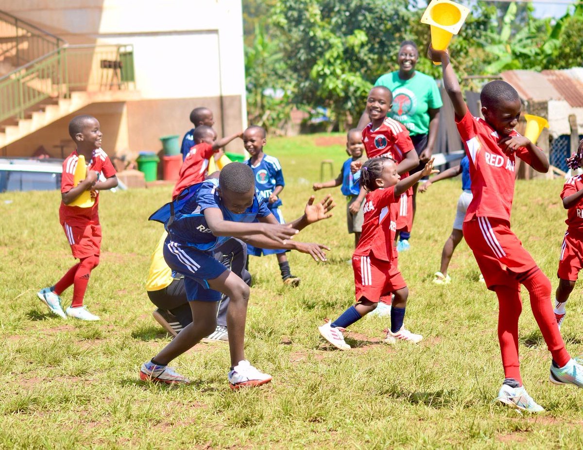 jeansseninde's tweet photo. How we rolled this morning at St.Peters Nsambya with our Little Red Ants! 🤩
#BuildingFutureStars https://t.co/EjUoPbT6sU