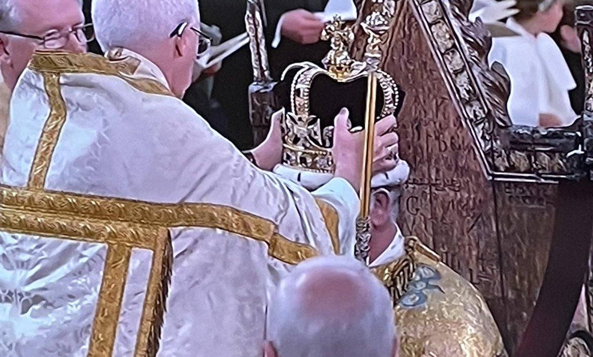 alecagli1's tweet photo. Ma gliene hanno fatte le prove prima, per vedere se la corona gli ci entrava sulla testa…?? ��🙄🤣 https://t.co/rM6ADSBwjs