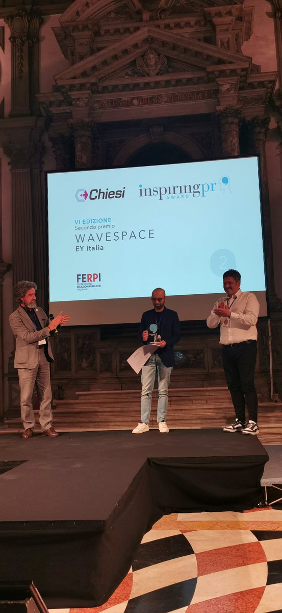 <a href="/ChiesiItalia/">Chiesi Italia</a> con @stefanomecchia a <a href="/Inspiring_PR/">InspiringPR - Festival delle Relazioni Pubbliche</a> per gli Award con al primo posto la Campagna "Piccoli gesti, grandi crimini" di @MarevivoOnlus. Complimenti anche alle Campagne <a href="/agora_coop/">AgoràCoop</a> e <a href="/ernstyoung/">ernstyoung</a>