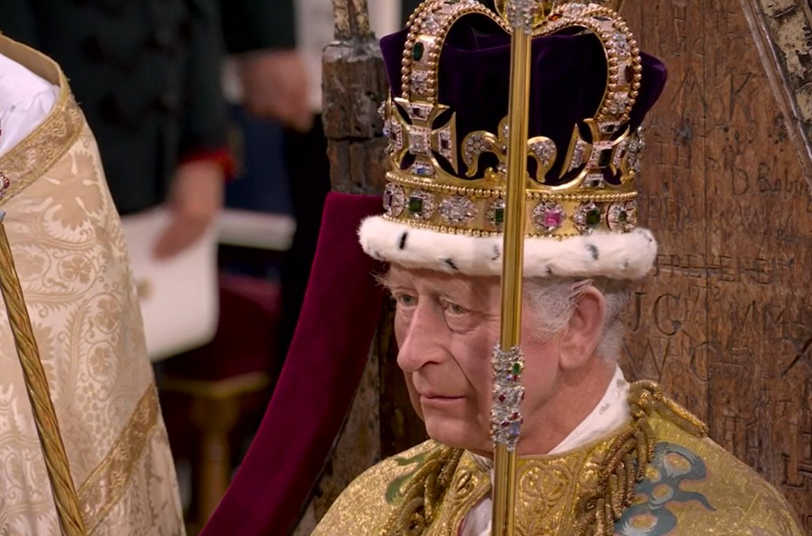 किंग चार्ल्स की हुई ताजपोशी, आर्चबिशप ने पहनाया KING को 360 साल पुराना ताज- King Charles was crowned, archbishop wore 360 ​​year old crown to KING
