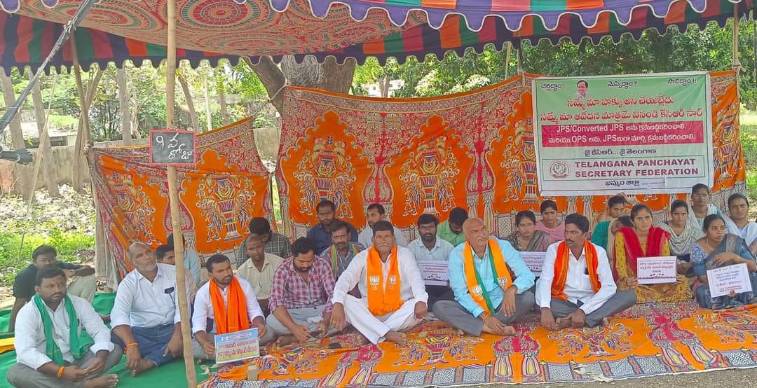 prasadhindu9's tweet photo. 4 ఏళ్ళ ప్రొబేషనరీ కాలం పూర్తయిన జూనియర్ పంచాయతీరాజ్ కార్యదర్శులను తక్షణమే రెగ్యులరైజ్ చేయాలని డిమాండ్ చేస్తూ తిరుమలాయ పాలెం మండల కేంద్రంలో జూనియర్ పంచాయతీ కార్యదర్శుల శాంతీయుత నిరసన దీక్షకు మద్దతు తెలపడం జరిగింది. https://t.co/8sO7dJ0mNz