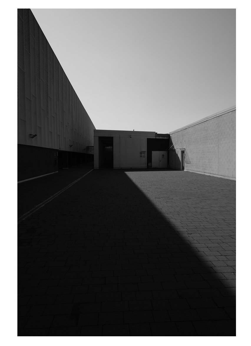 #shadowlight #urbangeometry #geometry #monochromatic #photography #fineart #urbanscape #mundane