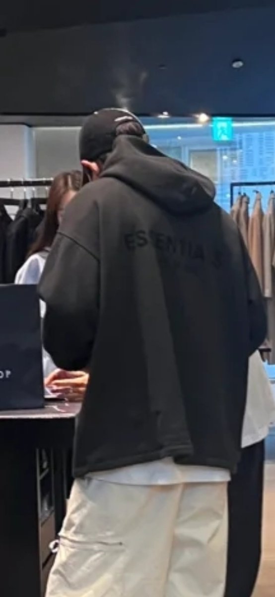 sehunsscent's tweet photo. #Chanyeol was spotted shopping in Gangnam 😍😍 https://t.co/ttG3JXHApa