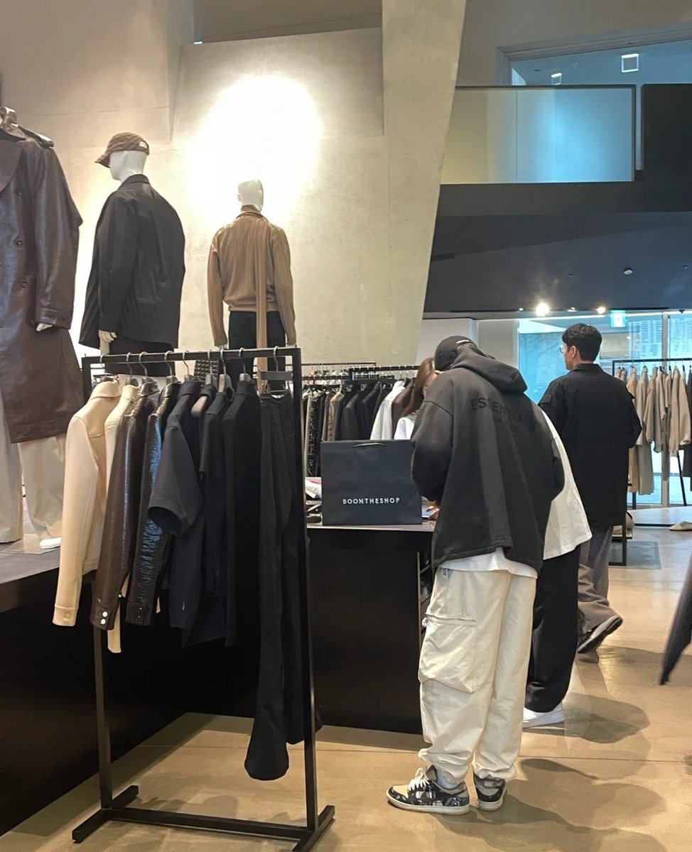 sehunsscent's tweet photo. #Chanyeol was spotted shopping in Gangnam 😍😍 https://t.co/ttG3JXHApa