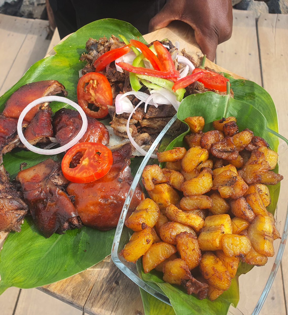 miadjoe's tweet photo. Ce samedi, au menu nous vous proposons une vue superbe sur l'embouchure 😎 et l'un de nos différents plats à savourer. Pour commander, contactez nous au📱: 70584848 ou 97001212.
#Miadjoe #Aného #Amandans #ViandeDePorc #LacTogo #Loisirs #Détente #Excursions #Apunukpa #Embouchure https://t.co/7MU7XEfsqy