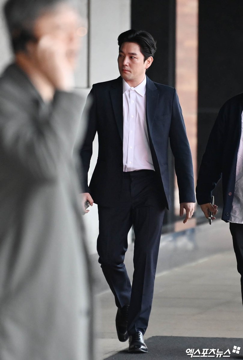 KanginBrasil's tweet photo. 🦝[📷] 

Imagens fortes do Kangin chegando ao casamento do Se7en. https://t.co/flEl8UMCzO