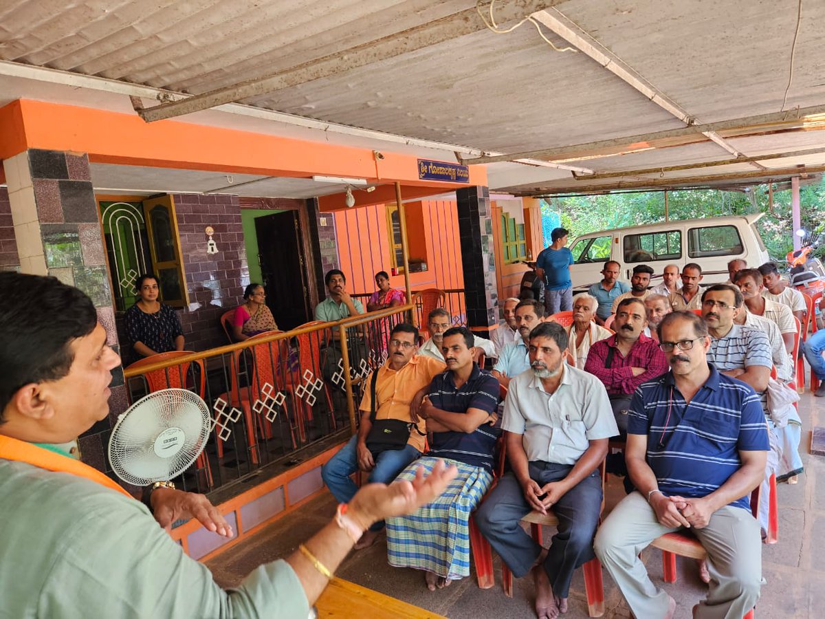 DajiSalkar's tweet photo. Started my day with a corner meeting at #Haroodi Kumata along with our candidate Dinakar K Shetty https://t.co/OT0xafQB4H that addressed Corner meetings at #Kalkeri, #Urukeri & #Talgouda.Great response from our voters.
Its going to be #BJP all.the way
#doubleenginesarkaara https://t.co/ARZP3JOhUc