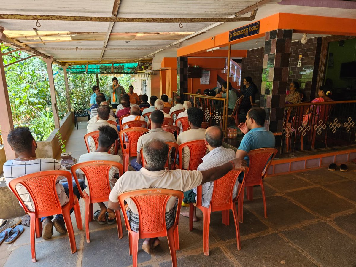 DajiSalkar's tweet photo. Started my day with a corner meeting at #Haroodi Kumata along with our candidate Dinakar K Shetty https://t.co/OT0xafQB4H that addressed Corner meetings at #Kalkeri, #Urukeri & #Talgouda.Great response from our voters.
Its going to be #BJP all.the way
#doubleenginesarkaara https://t.co/ARZP3JOhUc
