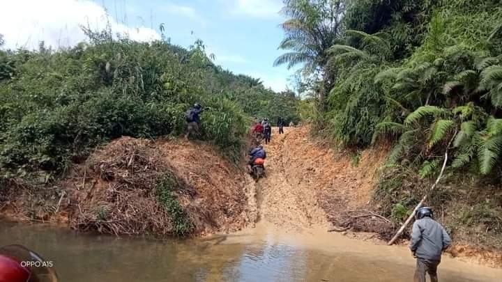 BennyValentinus's tweet photo. Gara2 Lampung, sy dikirimi teman foto  kondisi jalan kec . Suti Semarang, Kab Bengkayang Kalbar, agar sy kirim  ke Presiden  @jokowi ,  mohon Bapak Presiden bisa cek kebenarannya. 
@BangMidji 
Kalau benar, semoga bisa dibantu diperbaiki Pak, demi menunjang ekonomi daerah. https://t.co/ZLqbwCJ5Xs