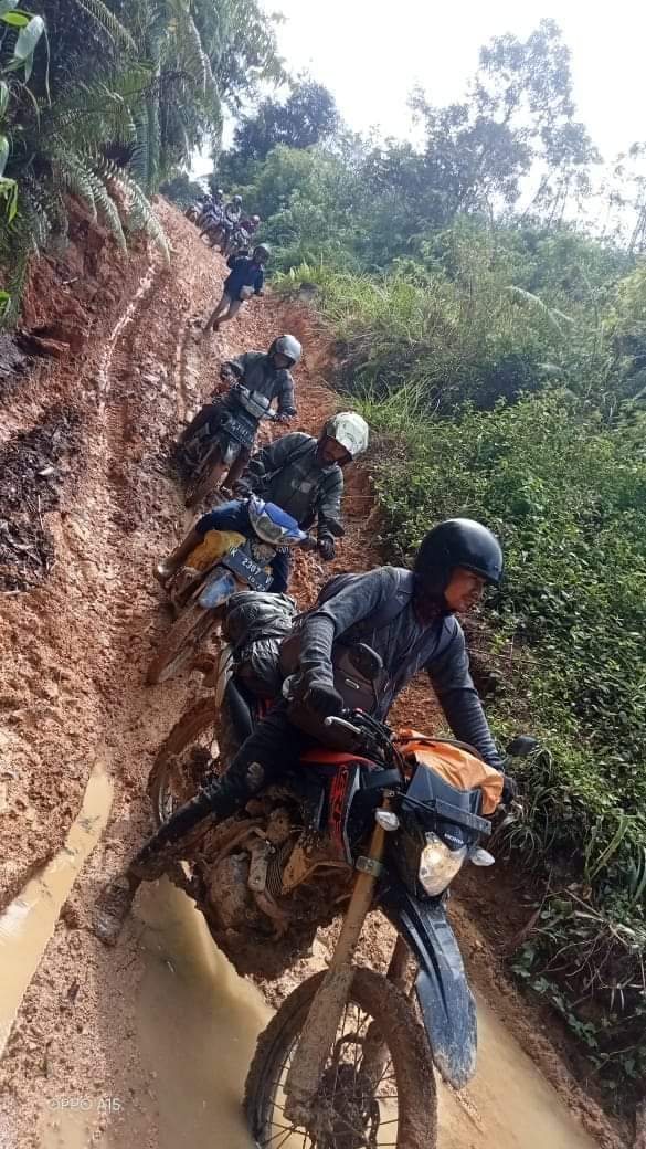 BennyValentinus's tweet photo. Gara2 Lampung, sy dikirimi teman foto  kondisi jalan kec . Suti Semarang, Kab Bengkayang Kalbar, agar sy kirim  ke Presiden  @jokowi ,  mohon Bapak Presiden bisa cek kebenarannya. 
@BangMidji 
Kalau benar, semoga bisa dibantu diperbaiki Pak, demi menunjang ekonomi daerah. https://t.co/ZLqbwCJ5Xs