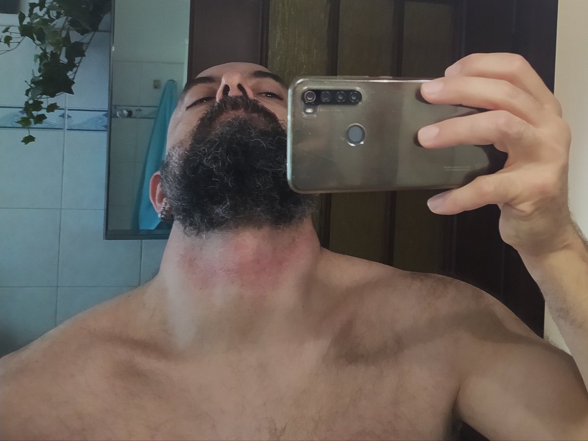 BiffFromHell's tweet photo. La lista delle decisioni stupide si allunga con "radersi il collo con la lametta dopo 8 anni" #beard #beardman #shaving #beardstyle https://t.co/oUVnqr30sW