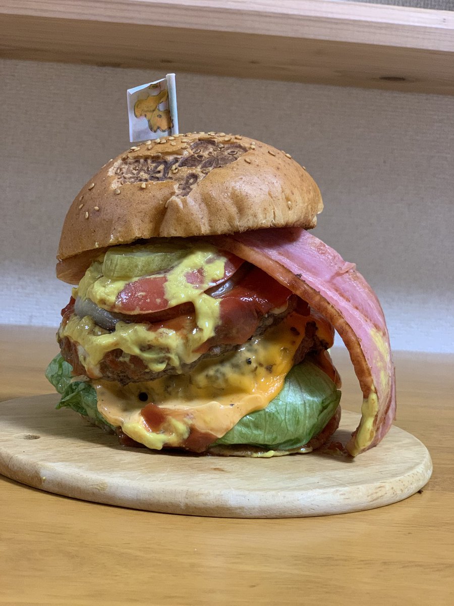 mentsuyu_2u2u3i's tweet photo. 晩ご飯……ハンバーガー2個買って2500円も驚いたけど、受け取った重さもびっくりだった🤣

グラム単価で言うと、ファストフード店よりコスパ良いと思った。

1枚目、クレージーバーガー
3枚目、チーズバーガー

 #CRAZYBURGER
 #クレージーバーガー https://t.co/nSFmfoLQXL