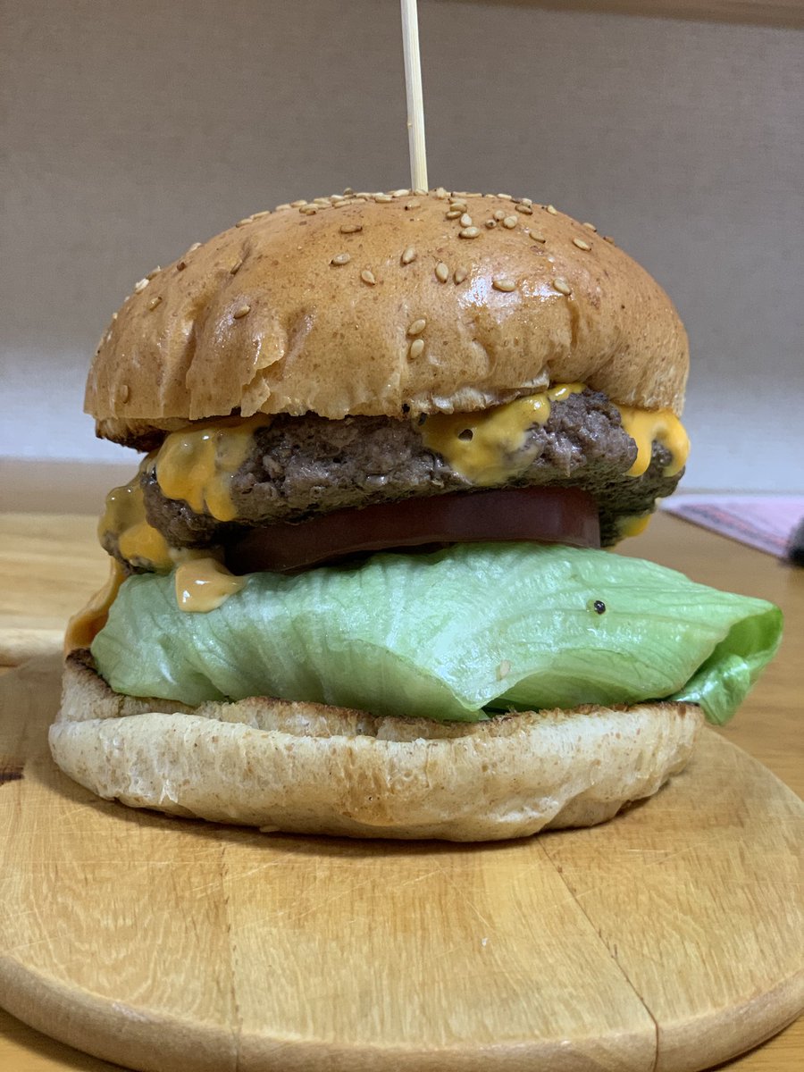mentsuyu_2u2u3i's tweet photo. 晩ご飯……ハンバーガー2個買って2500円も驚いたけど、受け取った重さもびっくりだった🤣

グラム単価で言うと、ファストフード店よりコスパ良いと思った。

1枚目、クレージーバーガー
3枚目、チーズバーガー

 #CRAZYBURGER
 #クレージーバーガー https://t.co/nSFmfoLQXL