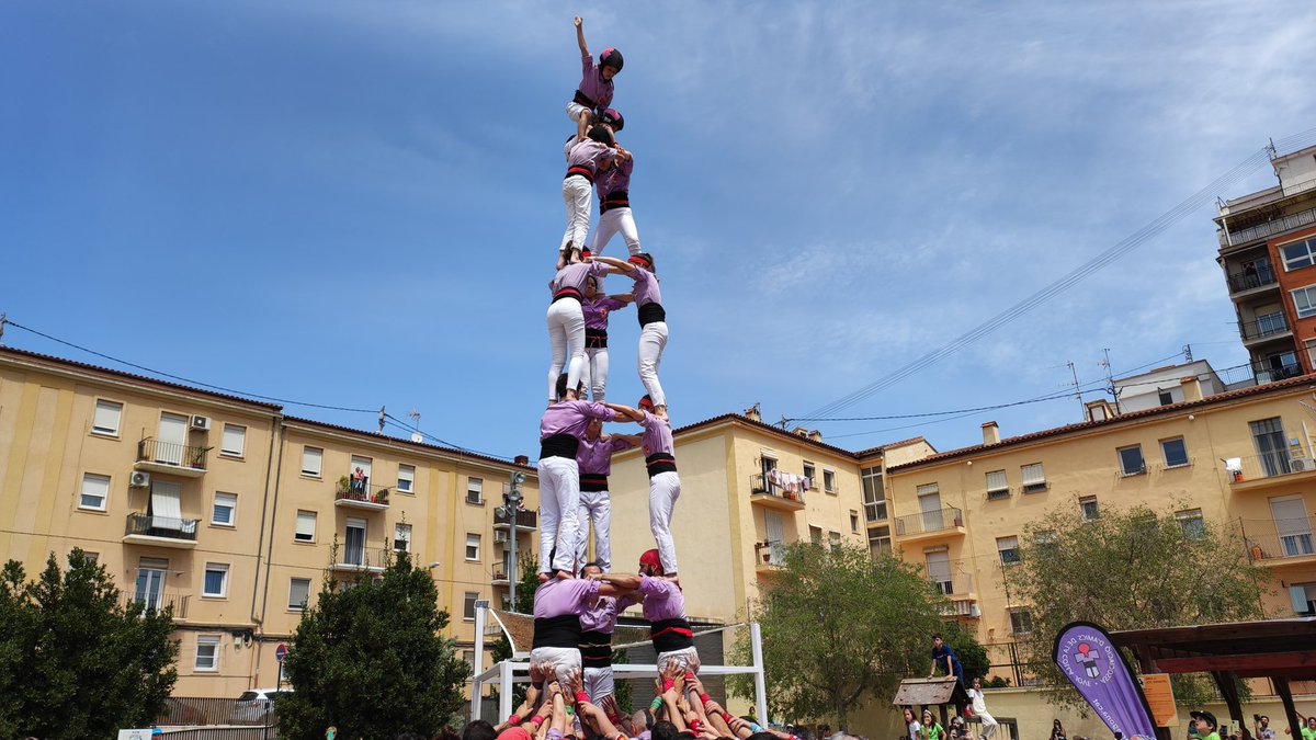 Després d'un pilar caminant d'entrada a plaça, obrim l'actuació a Alcoi amb el 3 de 7!

#TornaLaJove #castells #Trobades2023