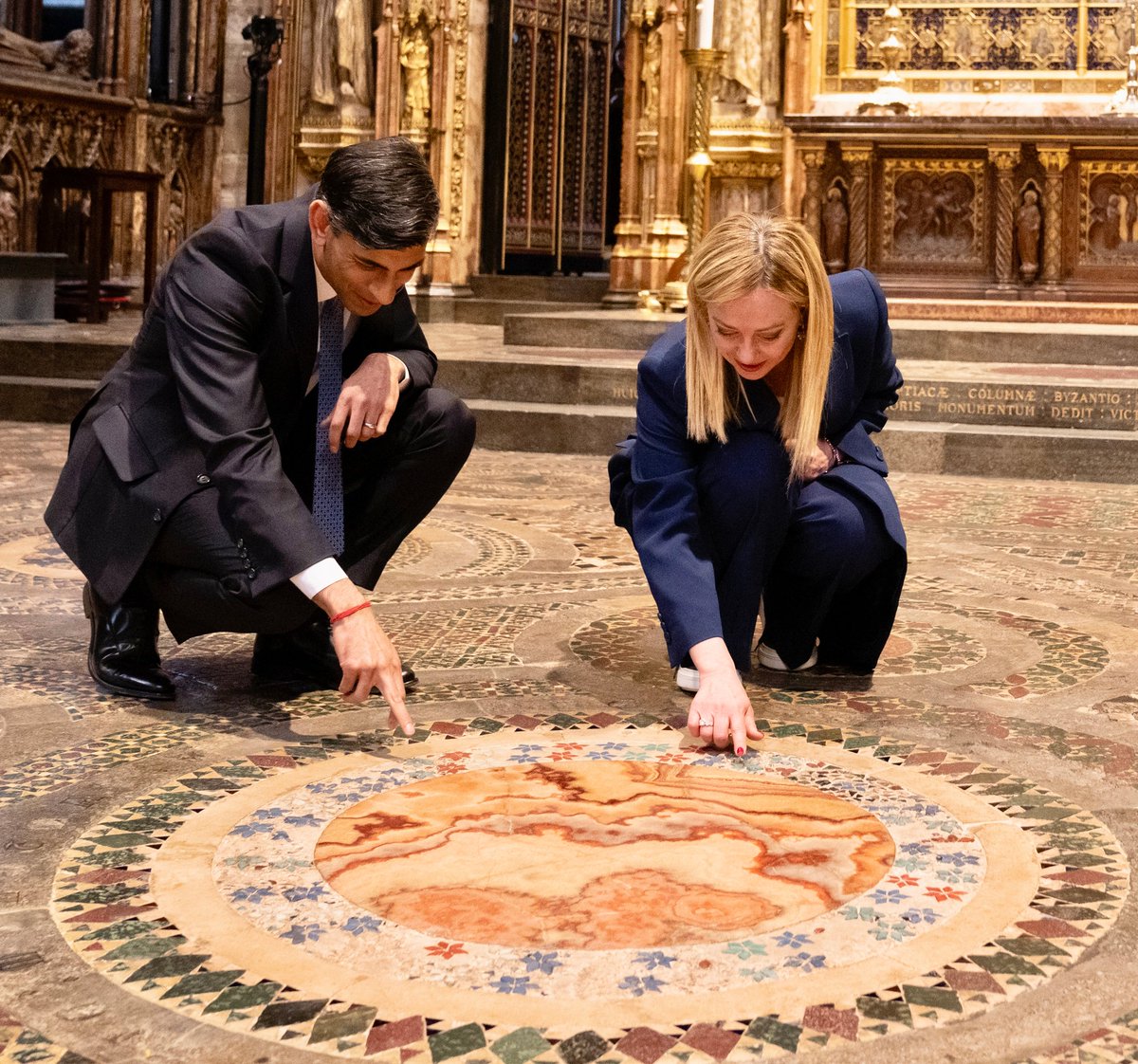 GiorgiaMeloni's tweet photo. L'antico mosaico cosmatesco nell'Abbazia di Westminster, sul quale oggi è stato posto il trono per l'incoronazione di Re Carlo III, è stato magistralmente realizzato da artigiani italiani circa otto secoli fa. 

Oggi è ancora lì a meravigliare il mondo, e a raccontare la storica e proficua cooperazione tra Italia e Regno Unito, che siamo certi con Re Carlo III - che ancora ieri ha ricordato di amare l'Italia - si rafforzerà ulteriormente, come già abbiamo cominciato a fare con il PM Rishi Sunak. 

I miei migliori auguri a Re Carlo III, alla Regina Camilla e all'intero popolo britannico.