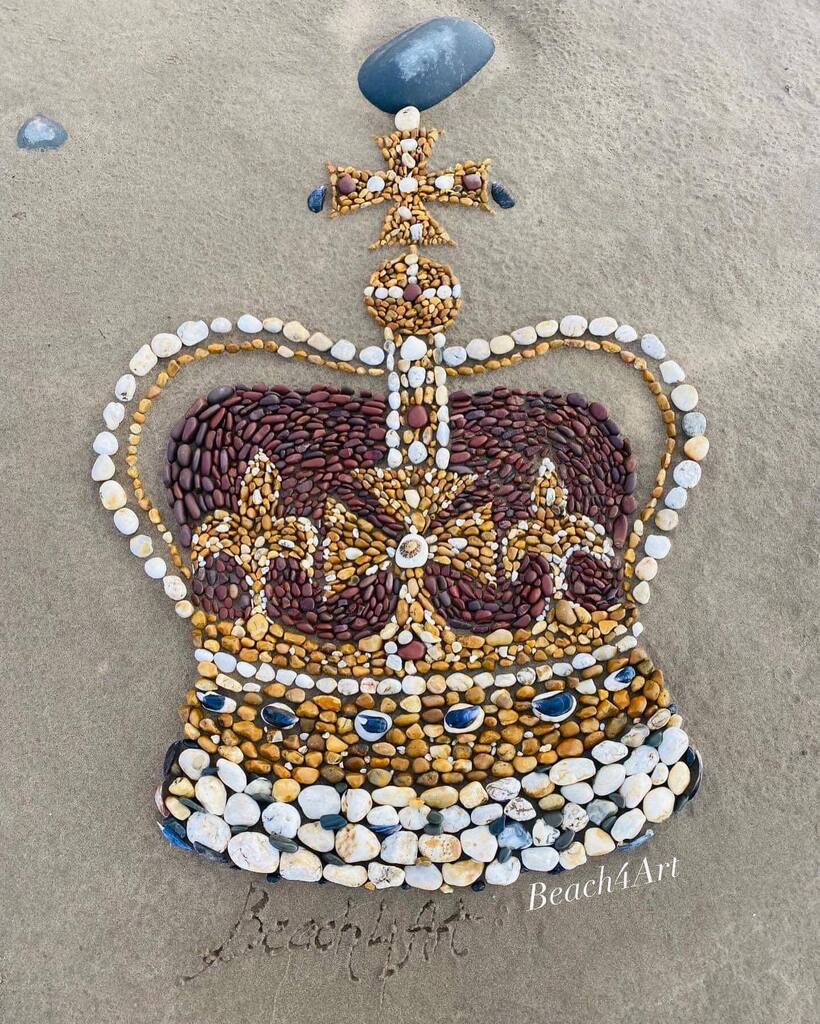 God Save the King! St Edward’s Crown is the crown historically used at the moment of Coronation, and worn by Her Majesty Queen Elizabeth at her Coronation in 1953. St Edward’s Crown is one of the most iconic symbols of the British Royal family. As per tr… instagr.am/p/Cr5jnDPsHy8/