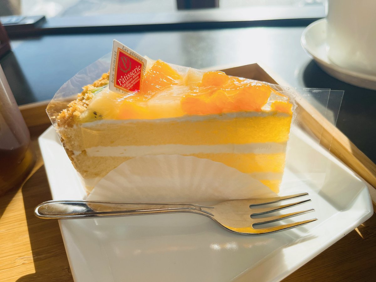 event_station's tweet photo. 今月のESのお稽古は
5/9(火)と5/23(火)の18時ごろからです。
皆様、是非是非遊びに来てください！
今はゆったりと体感とか、柔軟のゆったりお稽古です。

お気軽にお問い合わせください॑⸜(* ॑꒳ ॑*  )⸝⋆*

画像はこの前、窓際で食べたスイーツ。
光の透け感がいい感じ✨

-粟生あきら- https://t.co/CToGF8t2TE