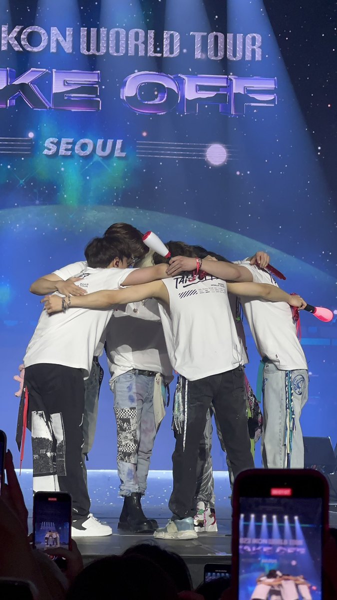 yunbinic's tweet photo. Jinhwan: I hope you can be with us on this new start...

Chanwoo asking for a group hug after their final ment hits the spot~

#2023iKONWORLDTOURTAKEOFF
#iKON #아이콘 @iKONIC_143 https://t.co/F72PeI0opN