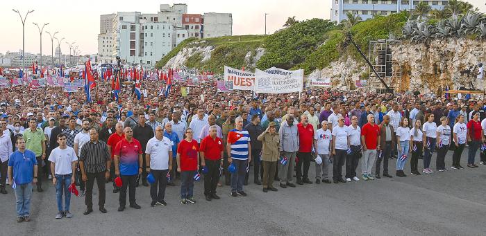 A la Patria le ofrecimos #ManosYCorazón. #1roDeMayo🇨🇺