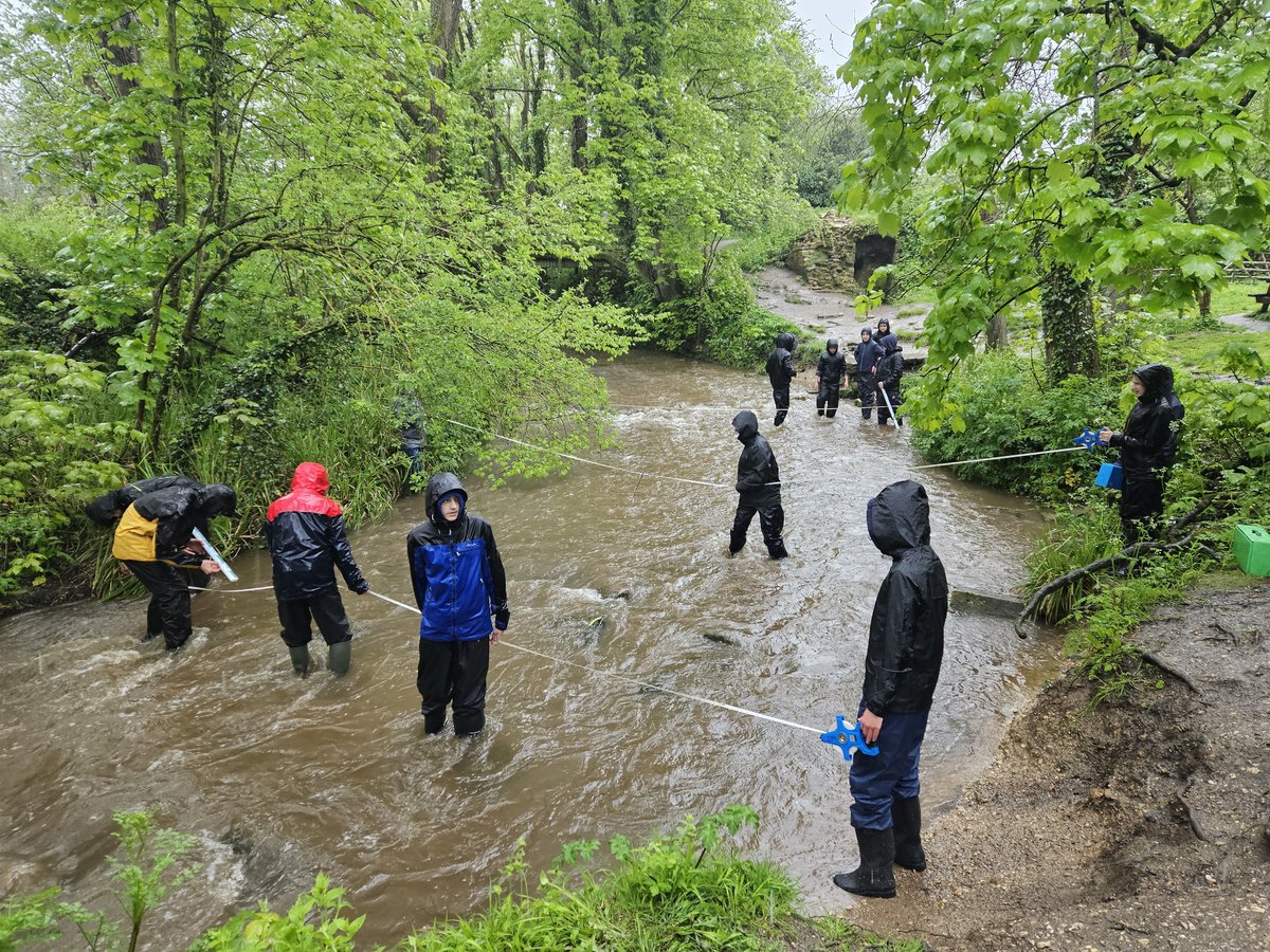 RomseyGeography's tweet photo. How it started... #geographersatwork and how it finished... #swimmingbadges Back at the centre drying off and warming up! #geographyfieldwork #River #gandalf #leeson23 https://t.co/8j3S78S985