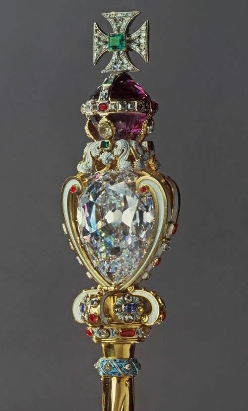 DaniMayakovski's tweet photo. Hoy el parásito ladrón, Carlos III, ha recibido la corona y el cetro imperial británico con piezas del gran diamante "Estrella de África" robado de las minas de Sudáfrica.

La "Estrella de África" fue robada por los colonos britanicos en 1905 en una mina de diamantes en Pretoria (Sudáfrica) por Eduardo VIII y lo engarzaron en 105 piezas en el cetro y la corona que llevaba hoy Carlos III.

El del cetro, es el diamante más grande y puro del mundo con 530 quilates, 621 gramos de peso  y con un valor de 400 millones de dolares.

Asi es la historia de saqueo e impunidad de estos parásitos monarquicos que se presentan como dueños del mundo, cuando han construido su criminal imperio a base de sangre y saqueo.