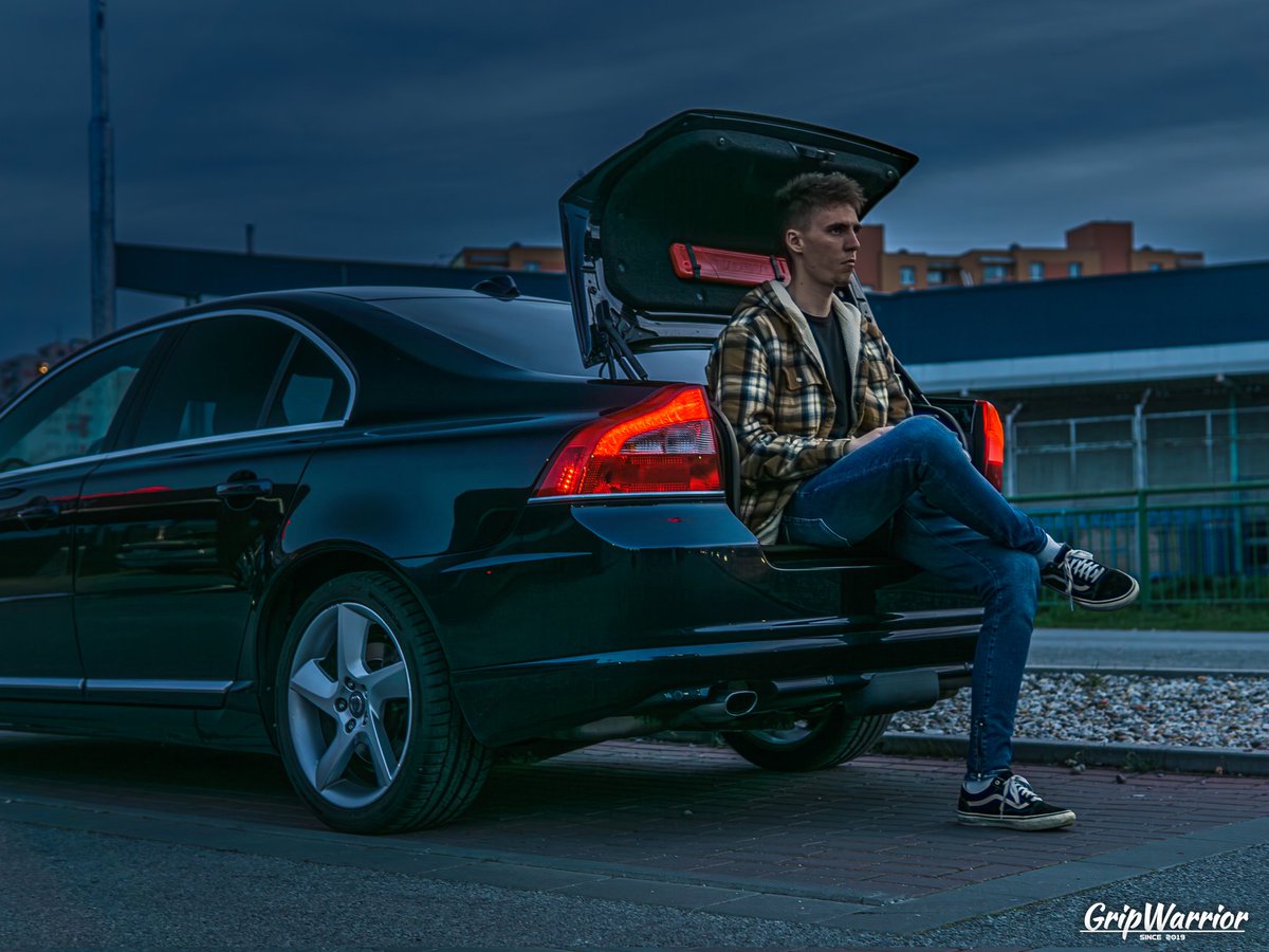 DanielRebicek's tweet photo. Ano fotka je tmavá, bez nápadu a bez konceptu, ale krátká pauza od zavoďáků nikomu neublíží 😊

#volvo #s80 #sweden #car #auto #automotive #portrait #night #street #photo #photography #photooftheday #photographer #chill #lights #dark https://t.co/wB5833dy03