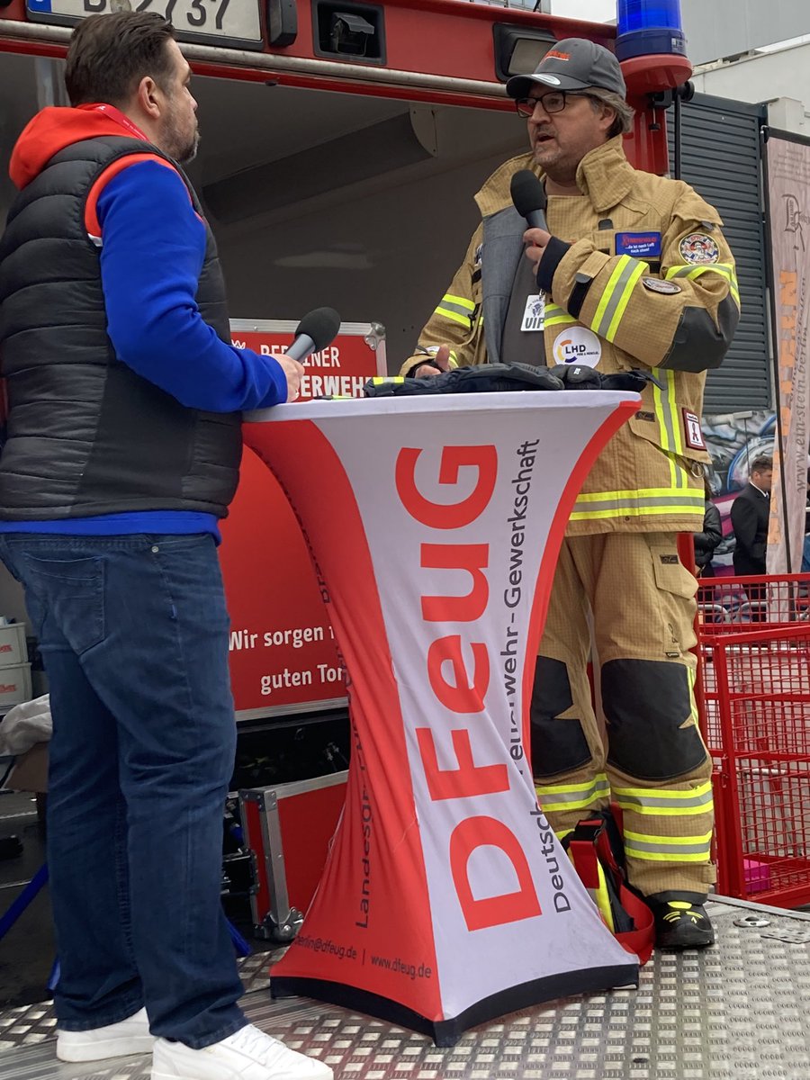 BerlinBB_Dfeug's tweet photo. Einsatzstellenhygiene ist Leben retten! Da ist noch lange nicht genug getan! @FeuerKrebs @Berliner_Fw #Einsatzstellenhygiene @Innensenatorin @LAGeSo_Berlin #Stairrun #feuerwehr https://t.co/UAKpMVSgqf