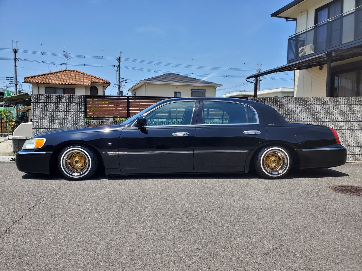 リンカーンタウンカー。
カークラブの先輩から引き継ぎ、約10ヵ月間地道に仕様変更してました。
いい感じになったので公開します＼( 'ω')／