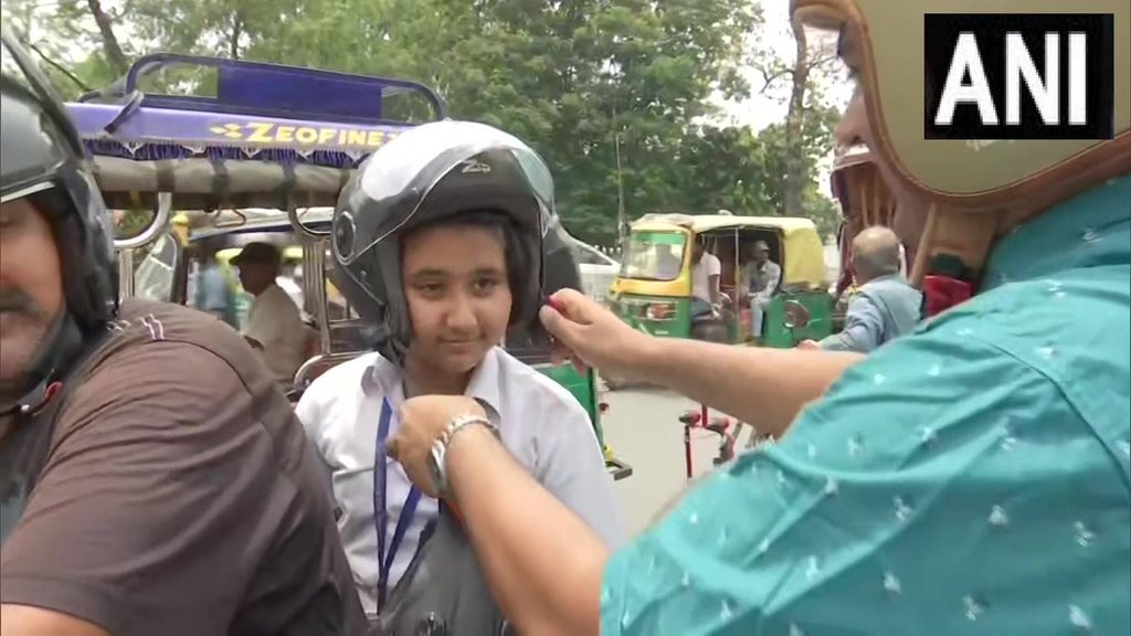 While @helmet_man_ of India distributing the helmets on the roads of Patna to school children's how ride without Helmet to save them and aware them about road Safety .

After his friend died in a road accident he disturbed 56000 helmets across 22 states of India . #Helmetman