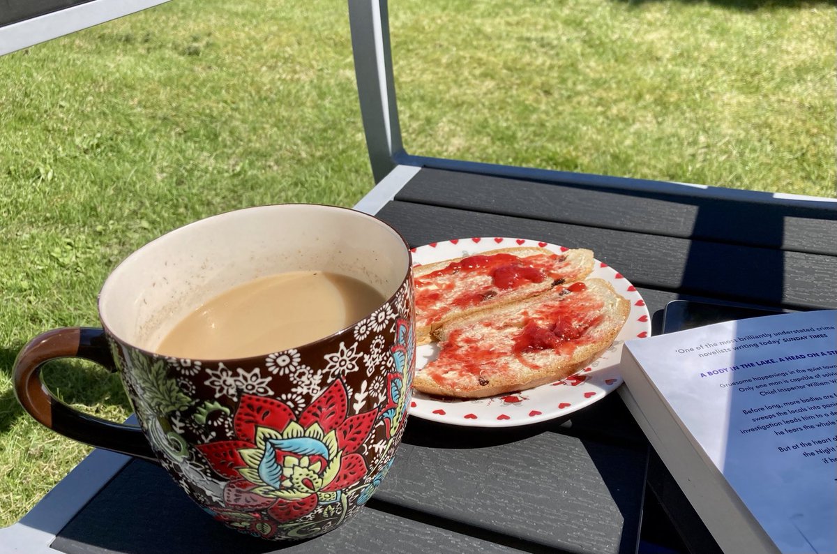 sh_ewa's tweet photo. Thick #Icelandic 🇮🇸 #jumper ✅
Blanket ✅
#Crimefiction in #translation ✅ 
#Julekake aka #Christmascake which doesn’t look like a cake to me hence #strawberry 🍓jam ✅ 
Mother of all mugs ✅ 
And #FirstCoffeeOfTheDay #coffee ☕️ ✅ https://t.co/NmDLVkiUMf