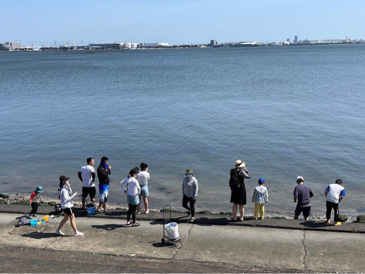 orimoto777's tweet photo. 今年も三番瀬の潮干狩りのシーズンがやって来ました。特定国の外国人が多くいらしてます。浦安市と警察のパトロールも行われていますが、地元の方が遠慮する一方で一部の方はどこ吹く風です。三番瀬護岸の在り方については、地元の方々のご意見を聴取しながら一定のルール化が必要です。
#urayasu https://t.co/A23MstG6E8