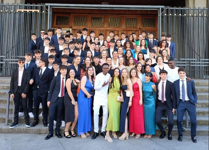 LaSalleBilbao's tweet photo. "Las puertas del colegio siempre estarán abiertas para vosotros/as, para que vengáis y nos contéis lo bien que os va."
¡Enhorabuena de todo corazón y hasta pronto!😍
#JuntosMejor #HobeElkarrekin #SomosLaSalle #LaSalleGara https://t.co/7uMw9Wtp2i