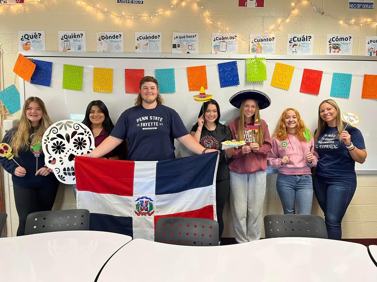 Haley_McL9's tweet photo. #CincodeMayo2023 was spent celebrating Mexican culture with a fiesta for my juniors and other classes playing traditional Latino playground games: Estatuas, A Pares Y Nones, & Pato, Pato, Ganso. #GetUpAndLearn #CaliforniaCan https://t.co/UZVxPVcZn7