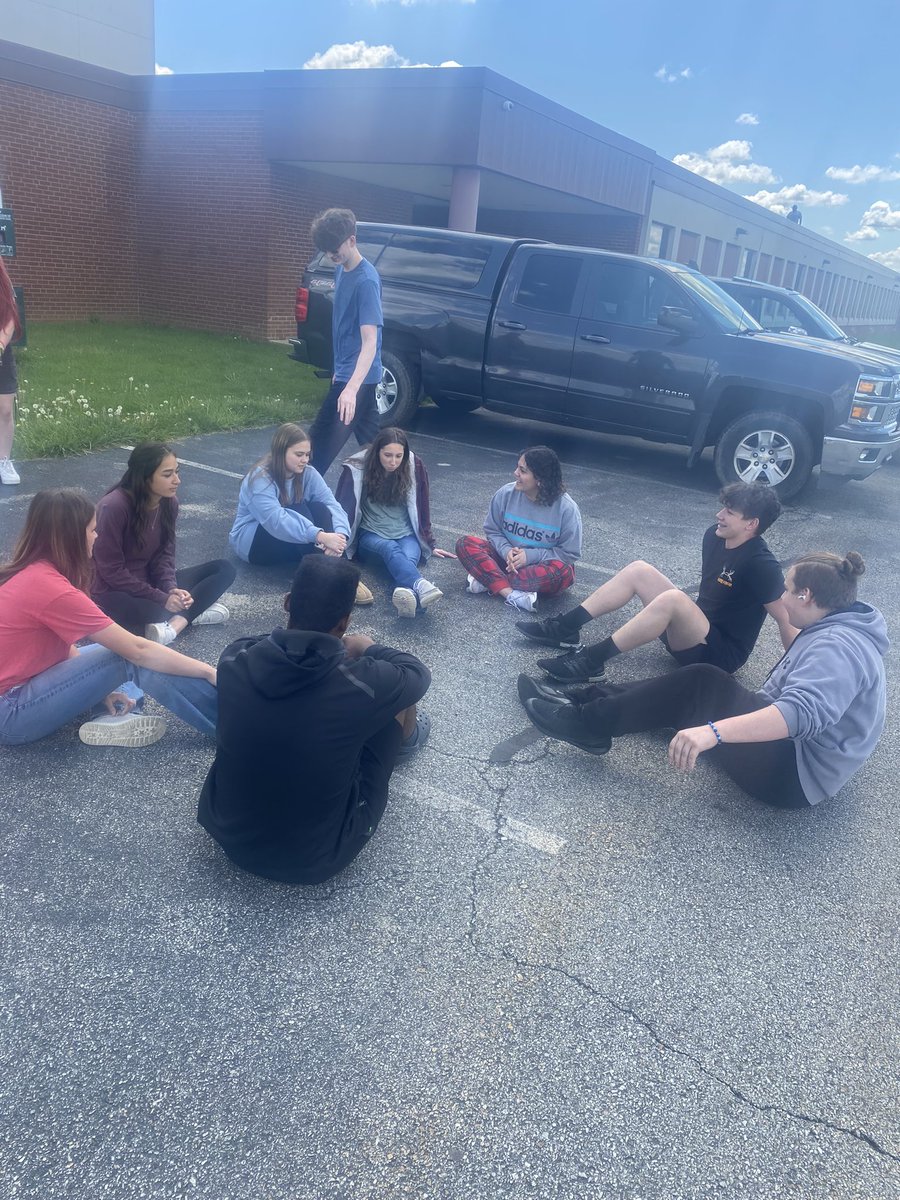 Haley_McL9's tweet photo. #CincodeMayo2023 was spent celebrating Mexican culture with a fiesta for my juniors and other classes playing traditional Latino playground games: Estatuas, A Pares Y Nones, & Pato, Pato, Ganso. #GetUpAndLearn #CaliforniaCan https://t.co/UZVxPVcZn7